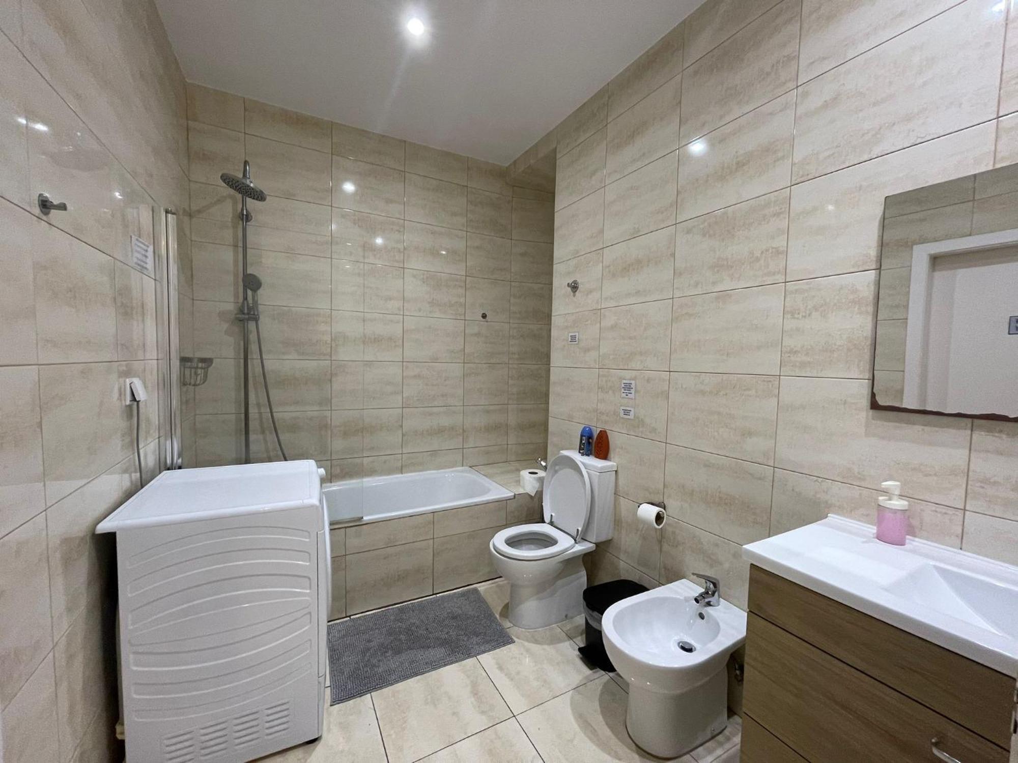 Embassy Arriaga Private Elegance Rooms In Stylish Shared Apartment ลิสบอน ภายนอก รูปภาพ